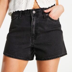 Levi’s 80s mom short in black wash